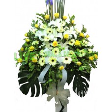 AFF011-  哀傷- 西伯利亞百合, 黃玫瑰,太陽花及绿葉高架悼念花籃